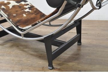 中古　美品!!　イタリア　Cassina(カッシーナ)　Le Corbusier(ル・コルビュジエ)　LC4　スタイリッシュで洗練された大人の空間を演出するシェーズロング(寝椅子、カウチ)(定価約106万7千円)(R-078130)