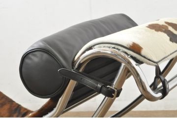 中古　美品!!　イタリア　Cassina(カッシーナ)　Le Corbusier(ル・コルビュジエ)　LC4　スタイリッシュで洗練された大人の空間を演出するシェーズロング(寝椅子、カウチ)(定価約106万7千円)(R-078130)