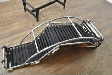 中古　美品!!　イタリア　Cassina(カッシーナ)　Le Corbusier(ル・コルビュジエ)　LC4　スタイリッシュで洗練された大人の空間を演出するシェーズロング(寝椅子、カウチ)(定価約106万7千円)(R-078130)
