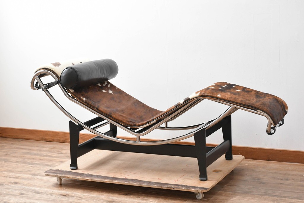 中古　美品!!　イタリア　Cassina(カッシーナ)　Le Corbusier(ル・コルビュジエ)　LC4　洗練された大人の空間を演出するシェーズロング　定価約106万7千円　(R-078130)