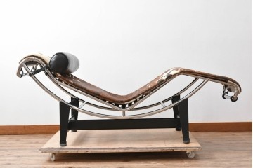 中古　美品!!　イタリア　Cassina(カッシーナ)　Le Corbusier(ル・コルビュジエ)　LC4　洗練された大人の空間を演出するシェーズロング　定価約106万7千円　(R-078130)