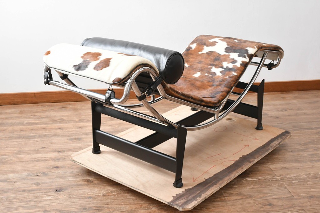 中古　美品!!　イタリア　Cassina(カッシーナ)　Le Corbusier(ル・コルビュジエ)　LC4　洗練された大人の空間を演出するシェーズロング　定価約106万7千円　(R-078130)