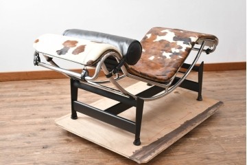中古　美品!!　イタリア　Cassina(カッシーナ)　Le Corbusier(ル・コルビュジエ)　LC4　洗練された大人の空間を演出するシェーズロング　定価約106万7千円　(R-078130)