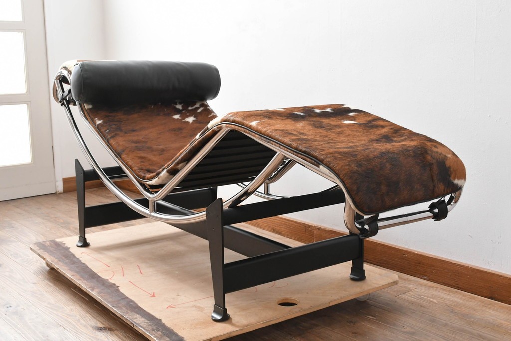 中古　美品!!　イタリア　Cassina(カッシーナ)　Le Corbusier(ル・コルビュジエ)　LC4　洗練された大人の空間を演出するシェーズロング　定価約106万7千円　(R-078130)