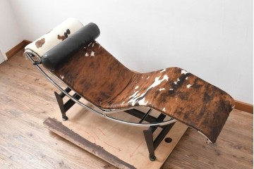 中古　美品!!　イタリア　Cassina(カッシーナ)　Le Corbusier(ル・コルビュジエ)　LC4　洗練された大人の空間を演出するシェーズロング　定価約106万7千円　(R-078130)