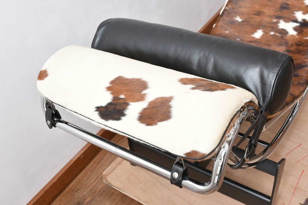 中古　美品!!　イタリア　Cassina(カッシーナ)　Le Corbusier(ル・コルビュジエ)　LC4　洗練された大人の空間を演出するシェーズロング　定価約106万7千円　(R-078130)
