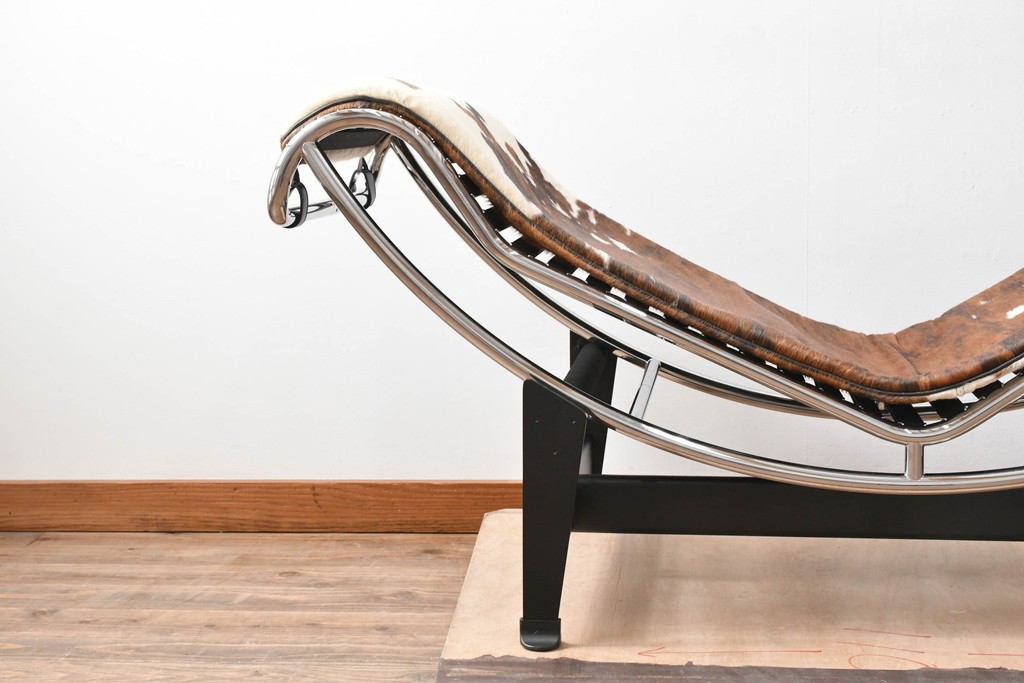 中古　美品!!　イタリア　Cassina(カッシーナ)　Le Corbusier(ル・コルビュジエ)　LC4　洗練された大人の空間を演出するシェーズロング　定価約106万7千円　(R-078130)