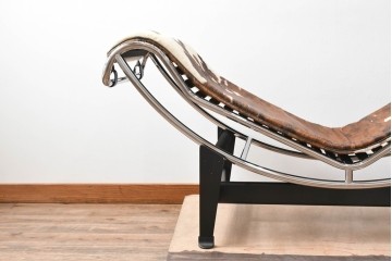 中古　美品!!　イタリア　Cassina(カッシーナ)　Le Corbusier(ル・コルビュジエ)　LC4　洗練された大人の空間を演出するシェーズロング　定価約106万7千円　(R-078130)