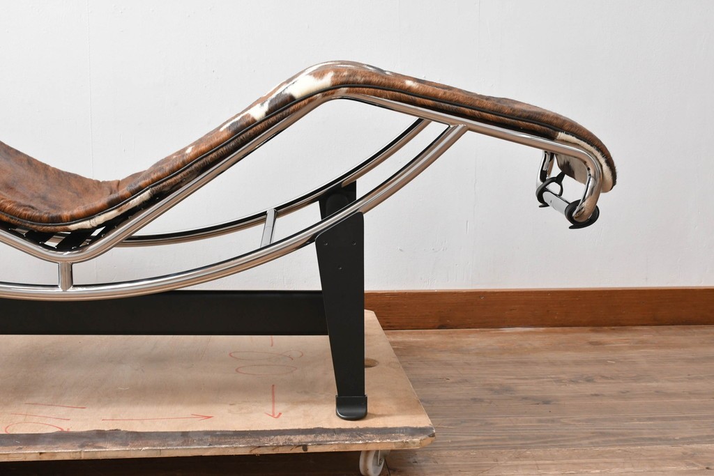 中古　美品!!　イタリア　Cassina(カッシーナ)　Le Corbusier(ル・コルビュジエ)　LC4　洗練された大人の空間を演出するシェーズロング　定価約106万7千円　(R-078130)