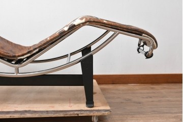 中古　美品!!　イタリア　Cassina(カッシーナ)　Le Corbusier(ル・コルビュジエ)　LC4　洗練された大人の空間を演出するシェーズロング　定価約106万7千円　(R-078130)