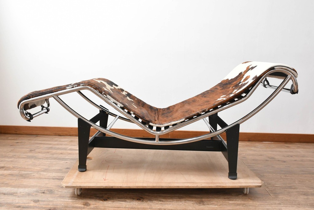 中古　美品!!　イタリア　Cassina(カッシーナ)　Le Corbusier(ル・コルビュジエ)　LC4　洗練された大人の空間を演出するシェーズロング　定価約106万7千円　(R-078130)