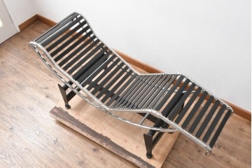 中古　美品!!　イタリア　Cassina(カッシーナ)　Le Corbusier(ル・コルビュジエ)　LC4　洗練された大人の空間を演出するシェーズロング　定価約106万7千円　(R-078130)