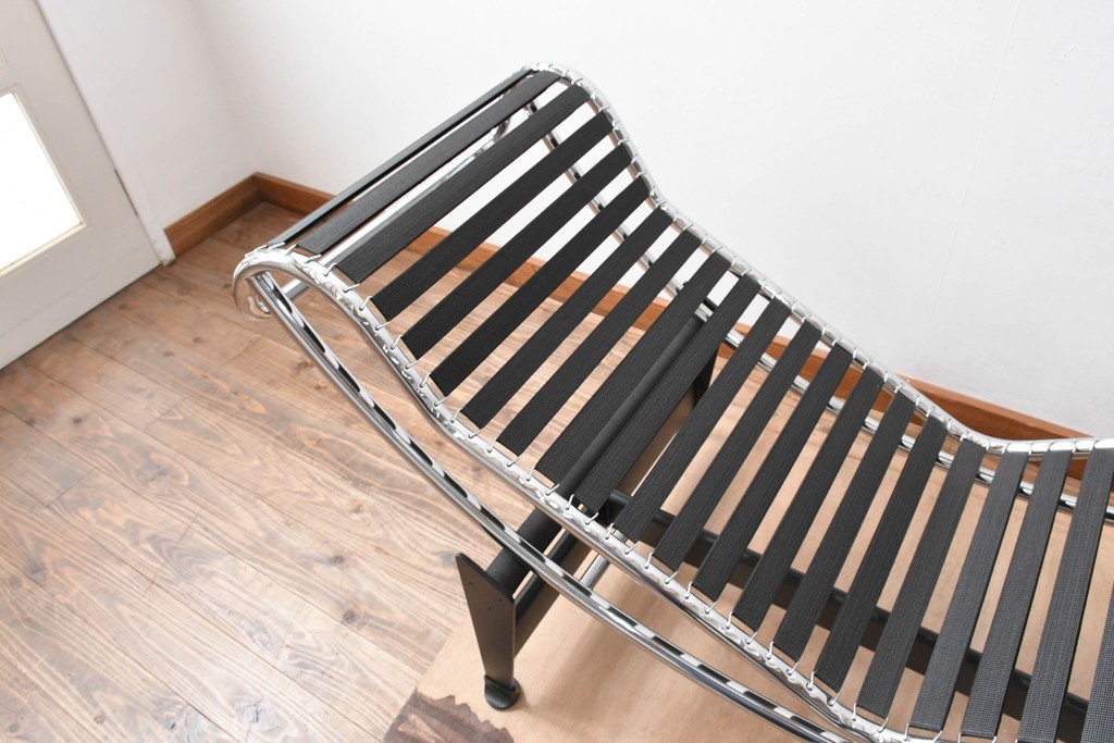 中古　美品!!　イタリア　Cassina(カッシーナ)　Le Corbusier(ル・コルビュジエ)　LC4　洗練された大人の空間を演出するシェーズロング　定価約106万7千円　(R-078130)