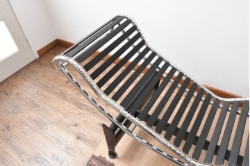 中古　美品!!　イタリア　Cassina(カッシーナ)　Le Corbusier(ル・コルビュジエ)　LC4　洗練された大人の空間を演出するシェーズロング　定価約106万7千円　(R-078130)