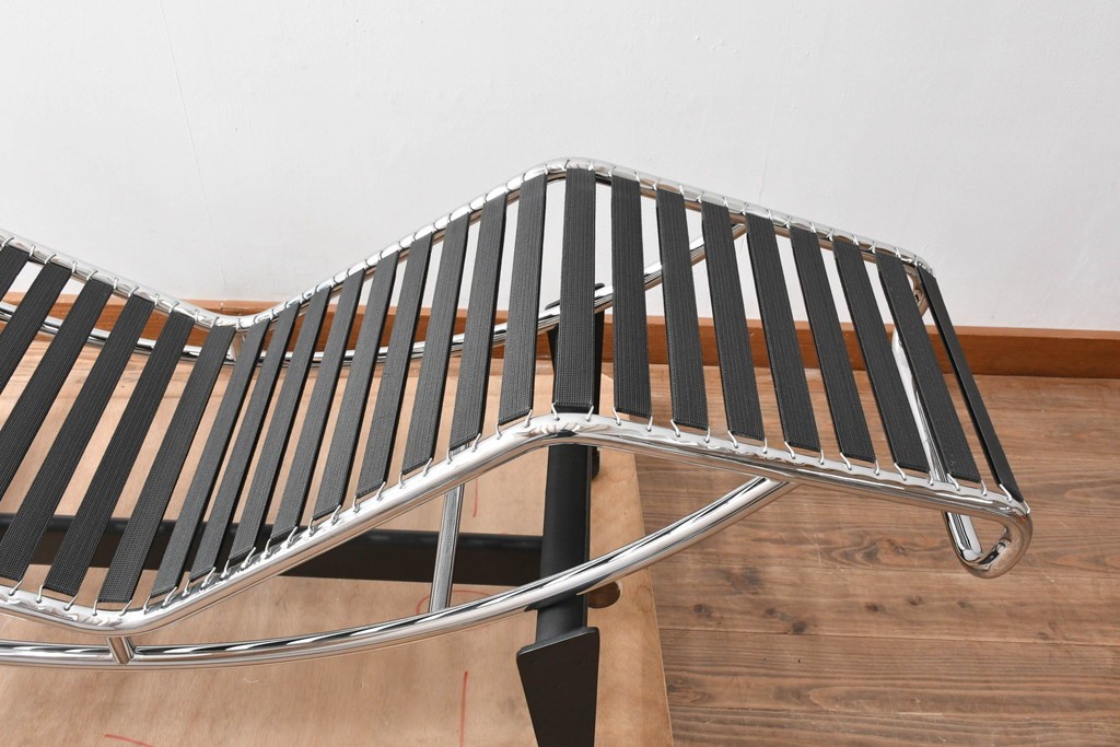中古　美品!!　イタリア　Cassina(カッシーナ)　Le Corbusier(ル・コルビュジエ)　LC4　洗練された大人の空間を演出するシェーズロング　定価約106万7千円　(R-078130)