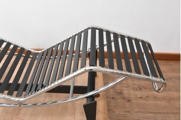 中古　美品!!　イタリア　Cassina(カッシーナ)　Le Corbusier(ル・コルビュジエ)　LC4　洗練された大人の空間を演出するシェーズロング　定価約106万7千円　(R-078130)