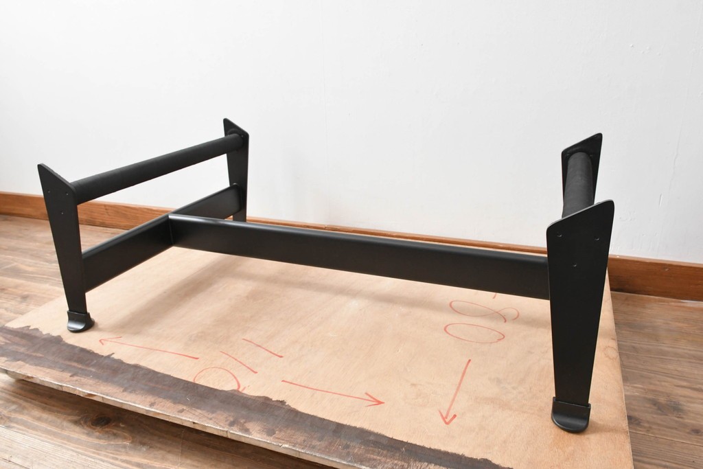 中古　美品!!　イタリア　Cassina(カッシーナ)　Le Corbusier(ル・コルビュジエ)　LC4　洗練された大人の空間を演出するシェーズロング　定価約106万7千円　(R-078130)
