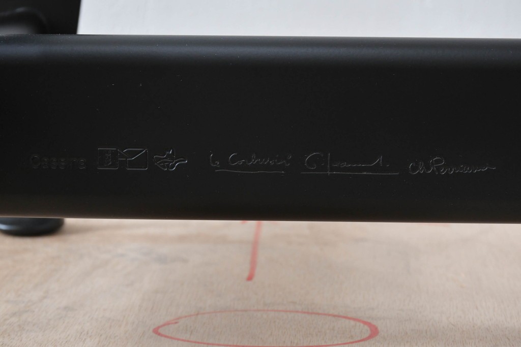 中古　美品!!　イタリア　Cassina(カッシーナ)　Le Corbusier(ル・コルビュジエ)　LC4　洗練された大人の空間を演出するシェーズロング　定価約106万7千円　(R-078130)