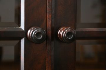 中古　北海道民芸家具　HM114K　シックで洗練された佇まいが魅力的な本箱(ブックケース、キャビネット、飾り棚、収納棚、食器棚)(R-078148)