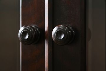 中古　北海道民芸家具　和洋どちらのお部屋にも馴染むブックケース(本箱、書棚、収納棚、戸棚、キャビネット、飾り棚)(R-078150)