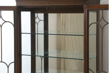 中古　美品　DREXEL HERITAGE(ドレクセルヘリテイジ)　上品な佇まいの照明付き飾り棚(キャビネット、キュリオケース、ガラスケース、ショーケース、食器棚、収納棚、戸棚)(R-078153)