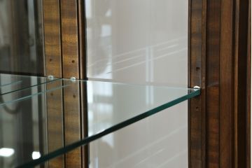 中古　美品　DREXEL HERITAGE(ドレクセルヘリテイジ)　上品な佇まいの照明付き飾り棚(キャビネット、キュリオケース、ガラスケース、ショーケース、食器棚、収納棚、戸棚)(R-078153)