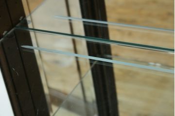 中古　美品　DREXEL HERITAGE(ドレクセルヘリテイジ)　上品な佇まいの照明付き飾り棚(キャビネット、キュリオケース、ガラスケース、ショーケース、食器棚、収納棚、戸棚)(R-078153)