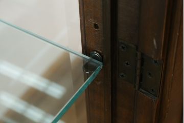 中古　美品　DREXEL HERITAGE(ドレクセルヘリテイジ)　上品な佇まいの照明付き飾り棚(キャビネット、キュリオケース、ガラスケース、ショーケース、食器棚、収納棚、戸棚)(R-078153)