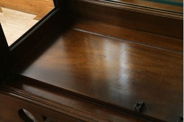 中古　美品　DREXEL HERITAGE(ドレクセルヘリテイジ)　上品な佇まいの照明付き飾り棚(キャビネット、キュリオケース、ガラスケース、ショーケース、食器棚、収納棚、戸棚)(R-078153)