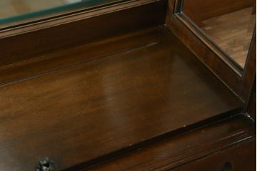 中古　美品　DREXEL HERITAGE(ドレクセルヘリテイジ)　上品な佇まいの照明付き飾り棚(キャビネット、キュリオケース、ガラスケース、ショーケース、食器棚、収納棚、戸棚)(R-078153)