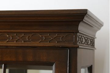 中古　美品　DREXEL HERITAGE(ドレクセルヘリテイジ)　上品な佇まいの照明付き飾り棚(キャビネット、キュリオケース、ガラスケース、ショーケース、食器棚、収納棚、戸棚)(R-078153)