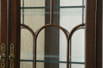 中古　美品　DREXEL HERITAGE(ドレクセルヘリテイジ)　上品な佇まいの照明付き飾り棚(キャビネット、キュリオケース、ガラスケース、ショーケース、食器棚、収納棚、戸棚)(R-078153)