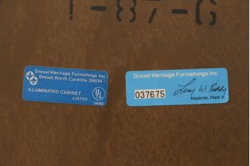 中古　美品　DREXEL HERITAGE(ドレクセルヘリテイジ)　上品な佇まいの照明付き飾り棚(キャビネット、キュリオケース、ガラスケース、ショーケース、食器棚、収納棚、戸棚)(R-078153)