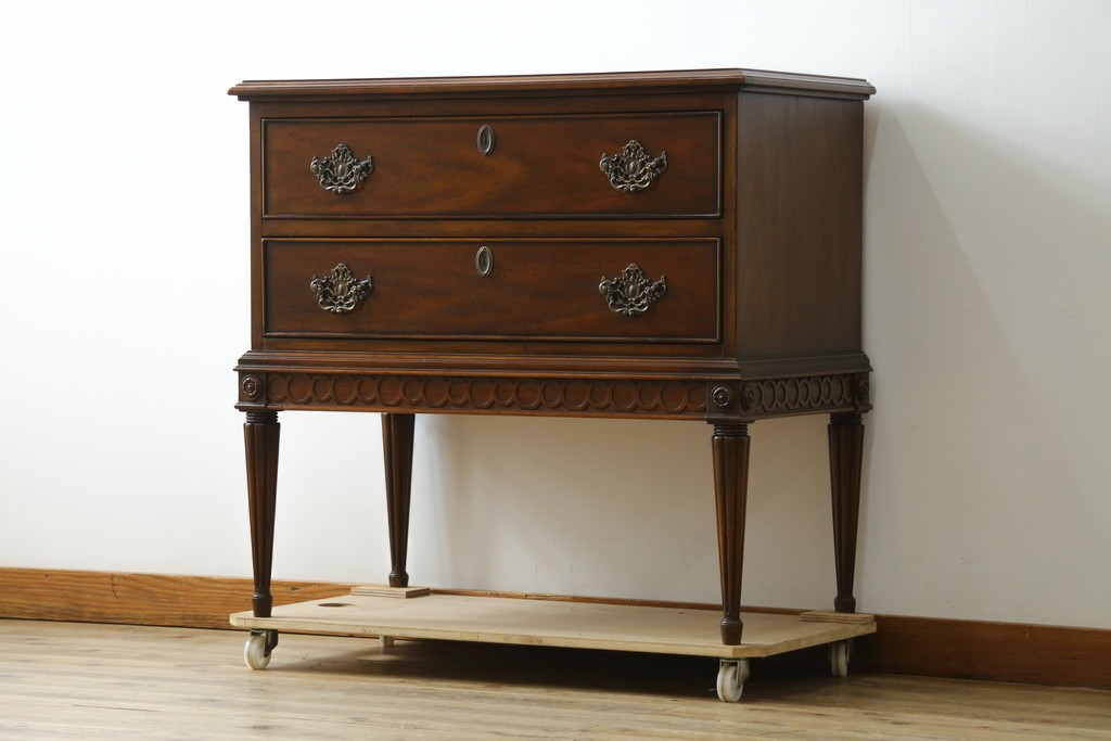 中古　美品　DREXEL HERITAGE(ドレクセルヘリテイジ)　Covington Park Collection(コヴィントンパークコレクション)　マホガニー材　クラシカルデザインのチェスト　(R-078158)
