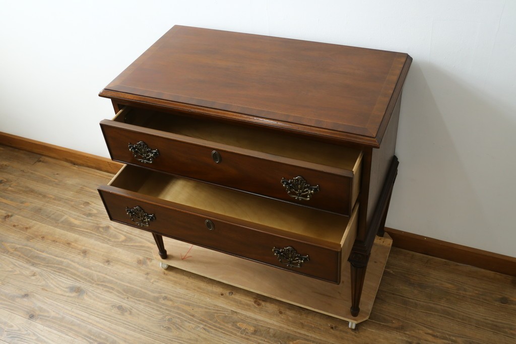 中古　美品　DREXEL HERITAGE(ドレクセルヘリテイジ)　Covington Park Collection(コヴィントンパークコレクション)　マホガニー材　クラシカルデザインのチェスト　(R-078158)