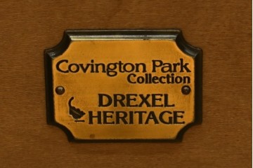 中古　美品　DREXEL HERITAGE(ドレクセルヘリテイジ)　Covington Park Collection(コヴィントンパークコレクション)　マホガニー材　クラシカルデザインのチェスト　(R-078158)