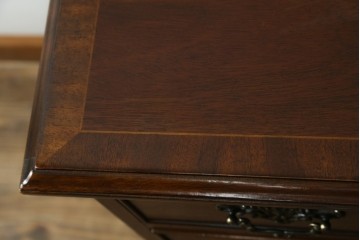中古　美品　DREXEL HERITAGE(ドレクセルヘリテイジ)　Covington Park Collection(コヴィントンパークコレクション)　マホガニー材　クラシカルデザインのチェスト　(R-078158)