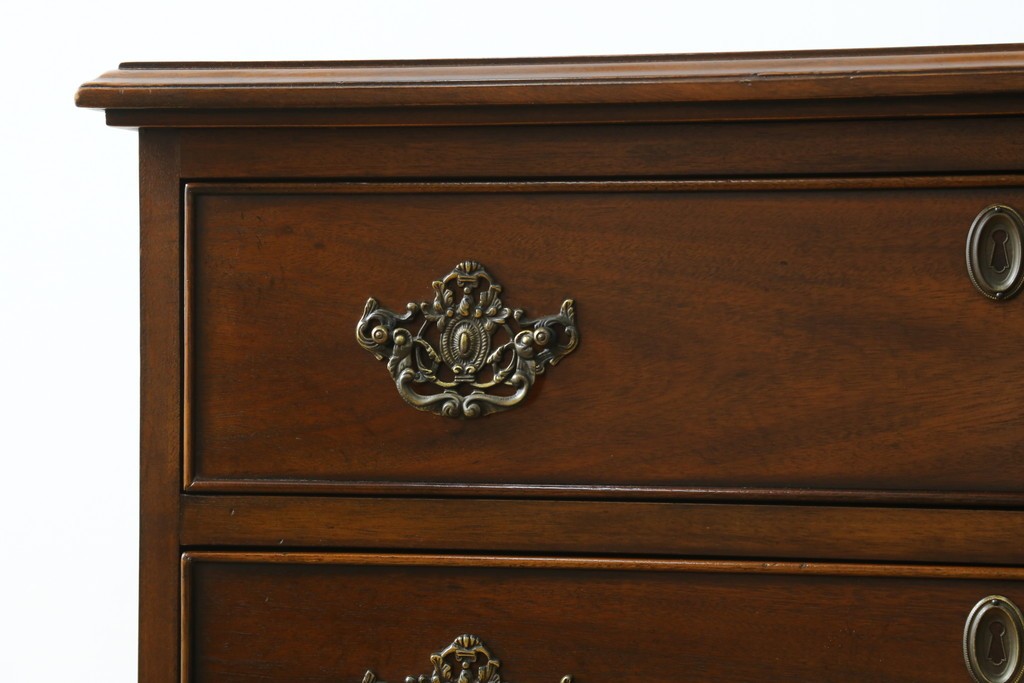 中古　美品　DREXEL HERITAGE(ドレクセルヘリテイジ)　Covington Park Collection(コヴィントンパークコレクション)　マホガニー材　クラシカルデザインのチェスト　(R-078158)