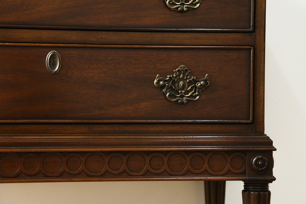 中古　美品　DREXEL HERITAGE(ドレクセルヘリテイジ)　Covington Park Collection(コヴィントンパークコレクション)　マホガニー材　クラシカルデザインのチェスト　(R-078158)