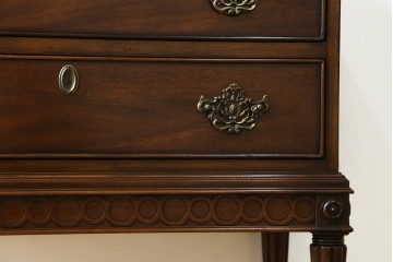 中古　美品　DREXEL HERITAGE(ドレクセルヘリテイジ)　Covington Park Collection(コヴィントンパークコレクション)　マホガニー材　クラシカルデザインのチェスト　(R-078158)