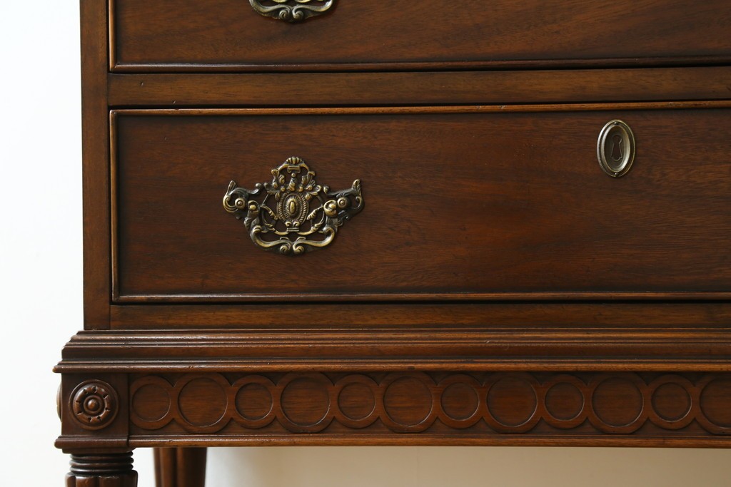 中古　美品　DREXEL HERITAGE(ドレクセルヘリテイジ)　Covington Park Collection(コヴィントンパークコレクション)　マホガニー材　クラシカルデザインのチェスト　(R-078158)