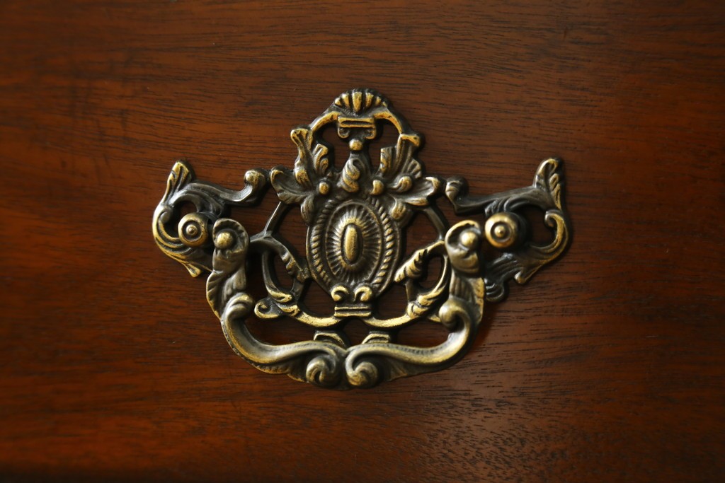 中古　美品　DREXEL HERITAGE(ドレクセルヘリテイジ)　Covington Park Collection(コヴィントンパークコレクション)　マホガニー材　クラシカルデザインのチェスト　(R-078158)