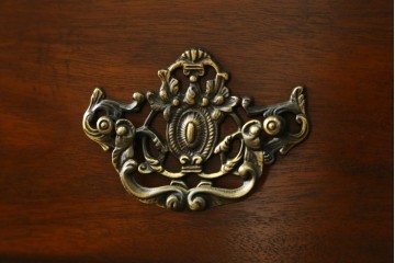 中古　美品　DREXEL HERITAGE(ドレクセルヘリテイジ)　Covington Park Collection(コヴィントンパークコレクション)　マホガニー材　クラシカルデザインのチェスト　(R-078158)
