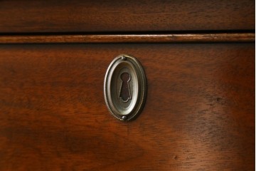 中古　美品　DREXEL HERITAGE(ドレクセルヘリテイジ)　Covington Park Collection(コヴィントンパークコレクション)　マホガニー材　クラシカルデザインのチェスト　(R-078158)