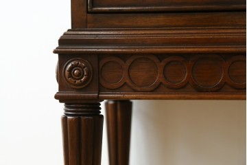 中古　美品　DREXEL HERITAGE(ドレクセルヘリテイジ)　Covington Park Collection(コヴィントンパークコレクション)　マホガニー材　クラシカルデザインのチェスト　(R-078158)