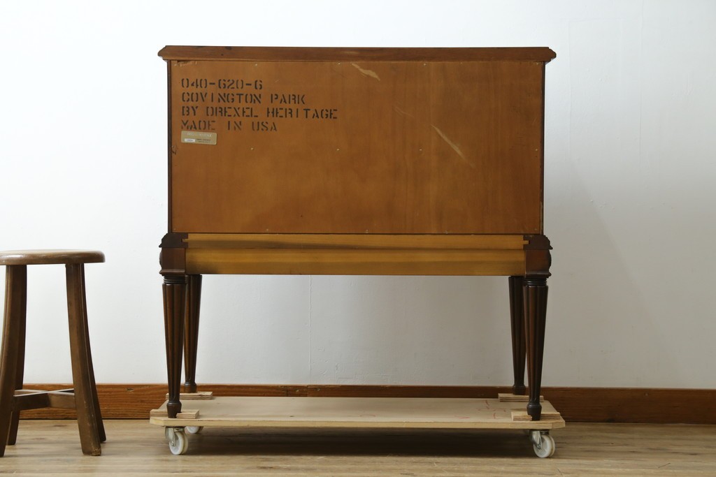 中古　美品　DREXEL HERITAGE(ドレクセルヘリテイジ)　Covington Park Collection(コヴィントンパークコレクション)　マホガニー材　クラシカルデザインのチェスト　(R-078158)