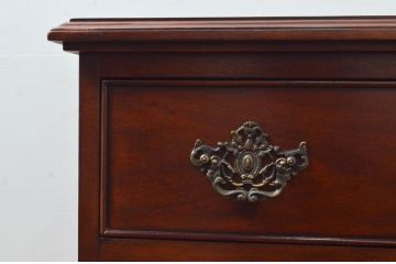 中古　美品　DREXEL HERITAGE(ドレクセルヘリテイジ)　Covington Park Collection(コヴィントンパークコレクション)　マホガニー材　クラシカルな佇まいが目を惹くサイドボード(サイドチェスト、コンソールテーブル)(R-078158)