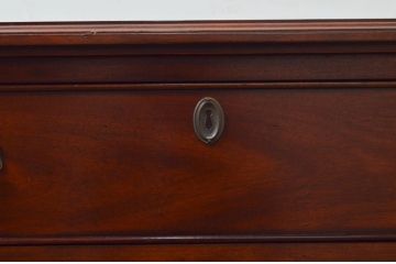 中古　美品　DREXEL HERITAGE(ドレクセルヘリテイジ)　Covington Park Collection(コヴィントンパークコレクション)　マホガニー材　クラシカルな佇まいが目を惹くサイドボード(サイドチェスト、コンソールテーブル)(R-078158)