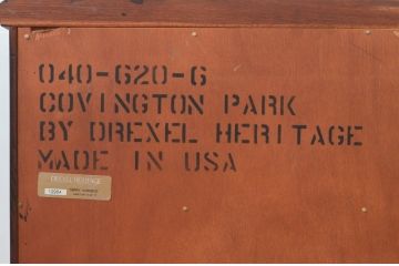 中古　美品　DREXEL HERITAGE(ドレクセルヘリテイジ)　Covington Park Collection(コヴィントンパークコレクション)　マホガニー材　クラシカルな佇まいが目を惹くサイドボード(サイドチェスト、コンソールテーブル)(R-078158)