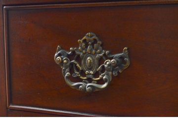 中古　美品　DREXEL HERITAGE(ドレクセルヘリテイジ)　Covington Park Collection(コヴィントンパークコレクション)　マホガニー材　クラシカルな佇まいが目を惹くサイドボード(サイドチェスト、コンソールテーブル)(R-078158)
